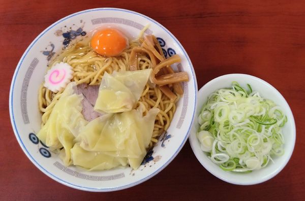 「油そば(並)＋ワンタン盛＋生玉子＋ネギ盛(別皿)」@珍々亭の写真