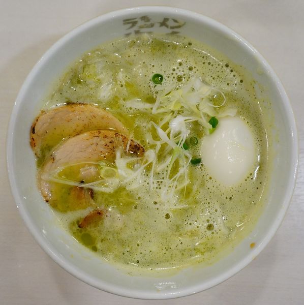 「ラーメンジェノバ 玉子入り＋生ビール」@ラーメン海鳴 福岡空港店の写真