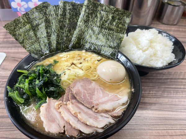 「川越◯得ラーメン並＋炙りチーズトッピング＋無料大ライス」@家系らーめん 武蔵家 川越店の写真