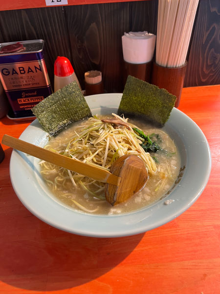 「ネギらーめん　ネギ増し750円＋200円」@ラーメンショップ椿 春日部南桜井店の写真