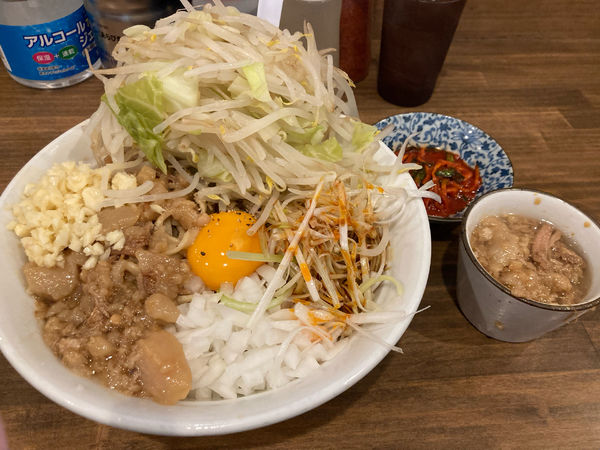 「豚抜き汁なし300g850円+ニラキムチ100円」@男気らーめん アカギの写真