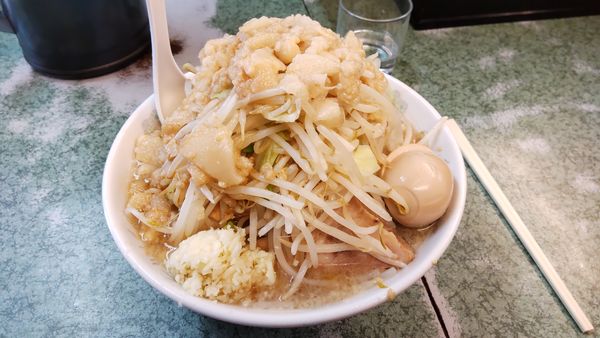 「小ラーメン(豚２枚入りと麺少なめ＋麺硬め)＋味玉」@ラーメン二郎 新宿小滝橋通り店の写真