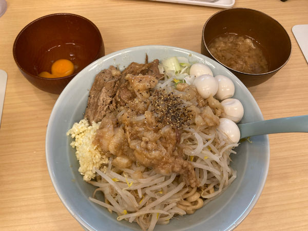 「ミニ汁なし(カタ全マシ)¥750+生たまご¥50+うずら¥100」@麺屋 顎で喰らえの写真