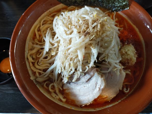 「【限定】辛くない辛麺1100円(大150円)+生卵50円」@豚星。の写真