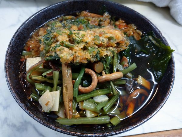 「山菜そば（450円）＋春菊天（100円）」@大和屋の写真