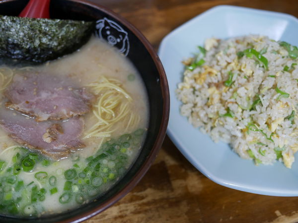 「博多ラーメン＋チャーハン 粉落とし」@博多ラーメン長浜や 上野店の写真
