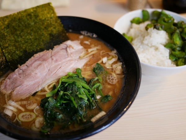 「ラーメン 並盛＋麺硬め＋味濃いめ＋油多め＋ライス」@麺家 千祥の写真