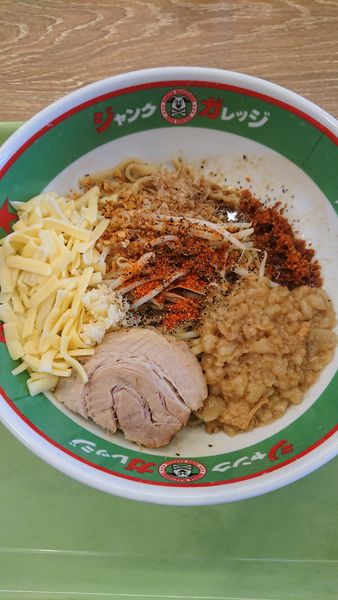 「まぜそば(玉子なし)+チーズ×2」@ジャンクガレッジ フォレオ菖蒲店の写真