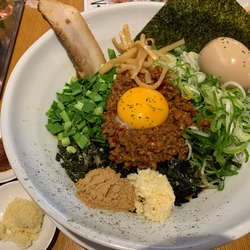 みそ台湾まぜそば贅沢トッピング大盛りからみそニンニク別皿