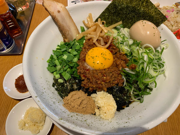 「みそ台湾まぜそば贅沢トッピング大盛りからみそニンニク別皿」@からみそラーメンふくろう食堂 大府店の写真