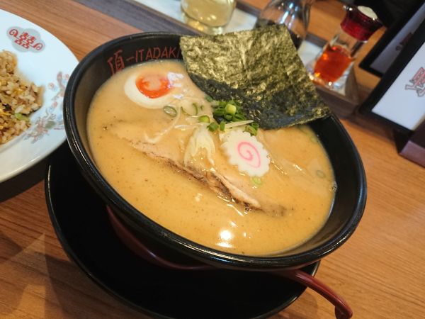 「頂ラーメン 750円、香味炒飯ハーフセット 300円」@麺屋 頂の写真