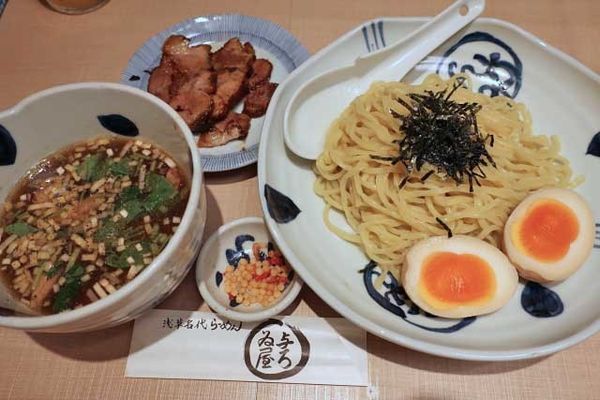 「ちゃーしゅう付ざるらーめん1,000円＋双子の味玉100円」@与ろゐ屋の写真