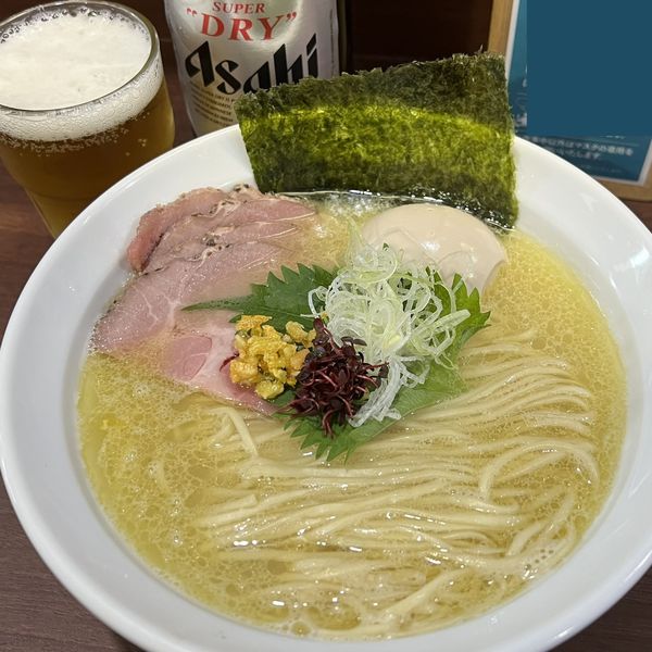 「上中華 味玉貝と鶏の白淡塩＋アサヒスーパードライ瓶ビール」@メヂカそば 吟魚の写真