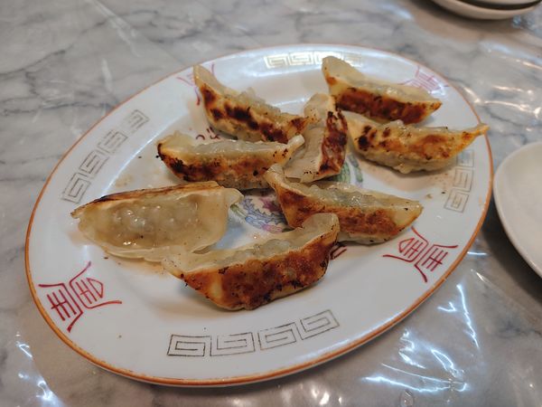 「ギョーザ380円＋コップ酒380円 他」@大阪屋の写真