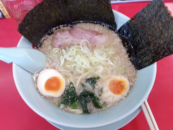 「塩ラーメン(麺硬味濃背脂変更多め)690円JAFで味玉無料」@山岡家 柏店の写真