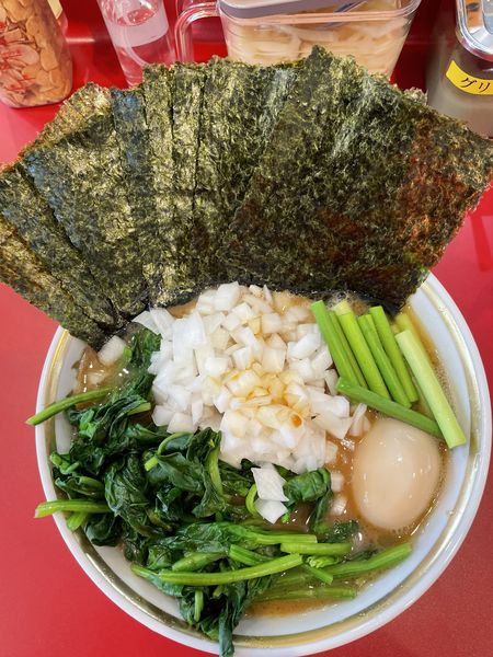 「得増しラーメン+たまねぎ+生ほうれん草+にんにくの芽+ライス」@ラーメン濱野家の写真