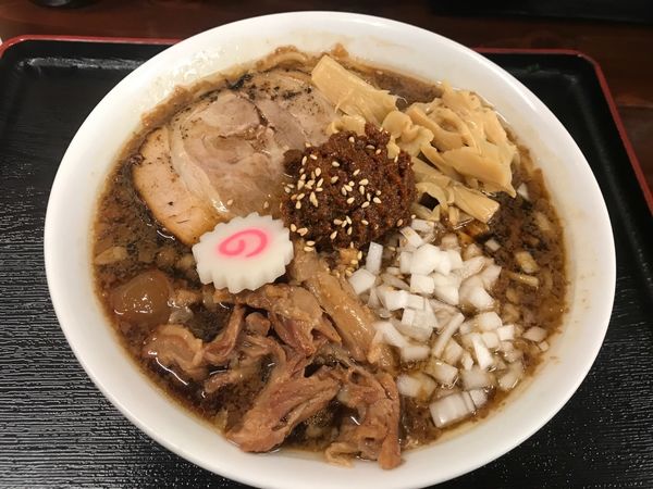 「背油ラーメン肉入り？」@餃子の並商 都賀店の写真