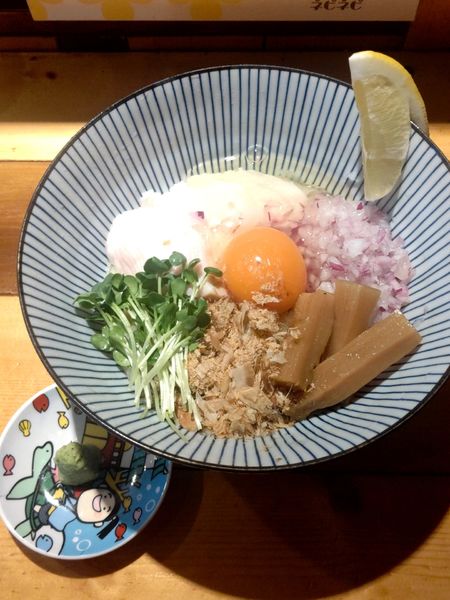 「冷やしにぼ玉ぶっかけ麺　900円」@アンドレカンドレラーメンの写真