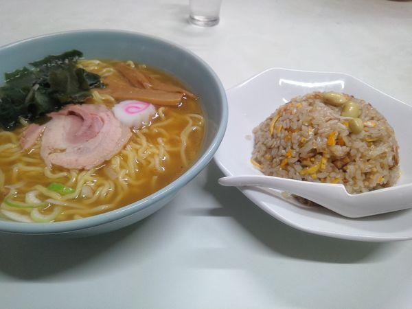 「ラーメン半チャーハンセット　８８０円」@中華料理 建龍の写真