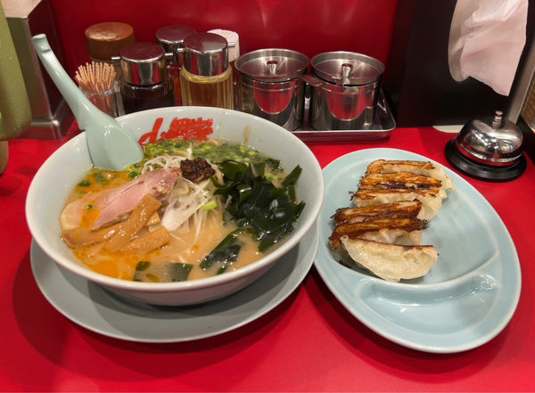 「えび塩らーめん餃子セット」@ラーメン山岡家 蘇我店の写真