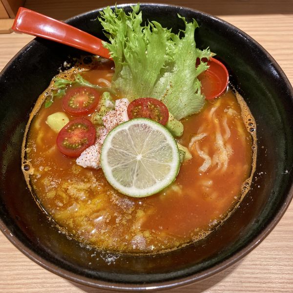 「【限定】ホットチリトマトらー麺　９５０円」@焼きあご塩らー麺 たかはし アトレ川崎店の写真