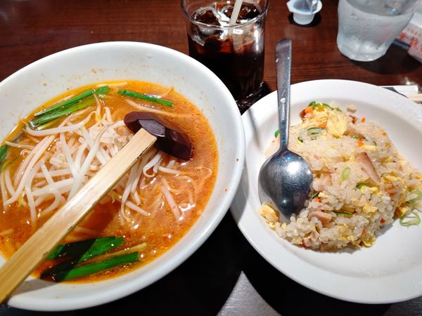 「本日の日替わり①(辛みそラーメン&半チャーハン)850円」@上海華龍 ヤマダ電機LABI1高崎店の写真