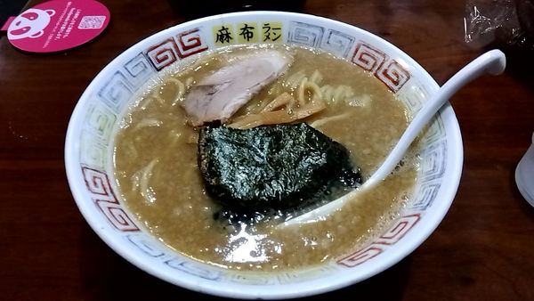 「とんこつ正油ラーメン（半ﾁｬｰﾊﾝｾｯﾄで1,050円）」@麻布ラーメン 慶応三田店の写真