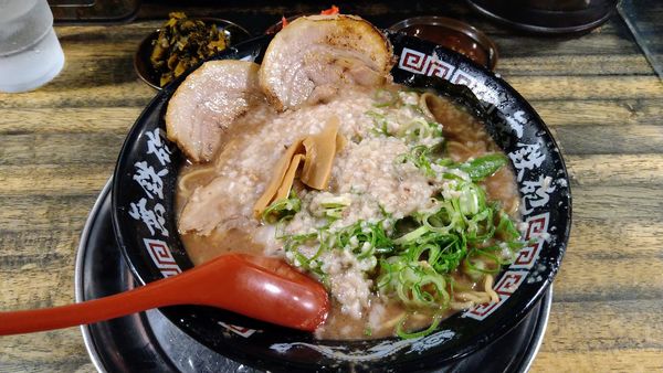 「とんこつラーメン(麺硬め･ねぎ多め)+ビックチャーシュー半分」@無鉄砲 東京中野店の写真