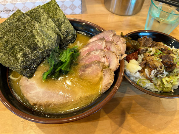 「ラーメン 並 +釜焼ロースチャーシュー　豚ハラミ丼」@横浜ラーメン 北村家の写真