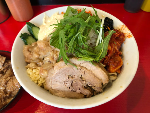 「鷹の目冷麺+ほぐし豚」@ラーメン鷹の目 北千住店の写真