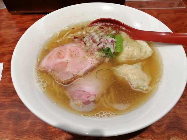 「【限定】淡麗煮干しそば　白醤油　海老ワンタン2個900円」@三馬路 東京店の写真