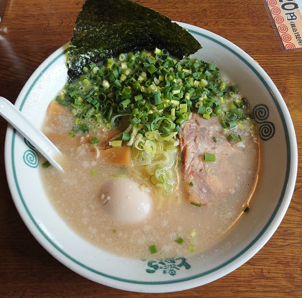 「塩ラーメン+煮玉子、万能ねぎ(990円)」@東京とんこつ とんとら 狭山入曽店の写真