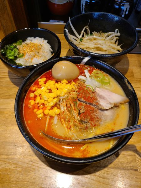 「辛味噌ラーメン 玉子 コーン もやし炒め ライス無料」@花木流味噌 成増総本店の写真