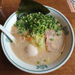 塩ラーメン+煮玉子、万能ねぎ(990円)