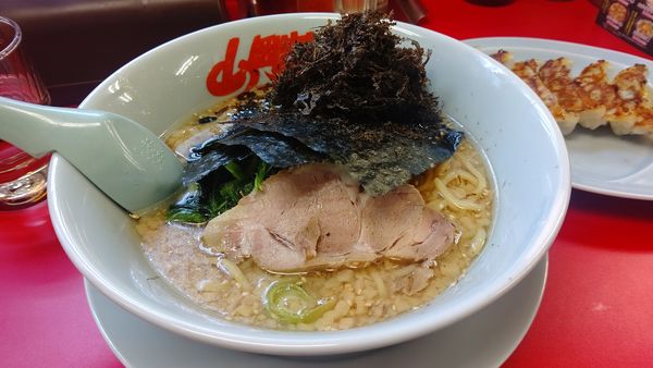 「味噌ラーメン背脂バージョン&クーポン黒バラ」@ラーメン山岡家 小松店の写真