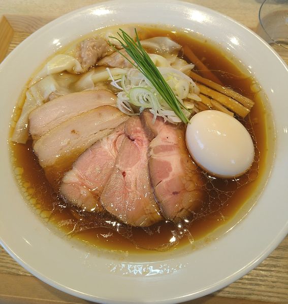 「特製中華蕎麦（大盛り）+ワンタン」@宍道湖しじみ中華蕎麦 琥珀 東京本店の写真