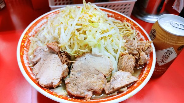 「麺増し大・カタカタ・烏龍茶（ヤサイカラメ）￥８５０」@ラーメン二郎 上野毛店の写真