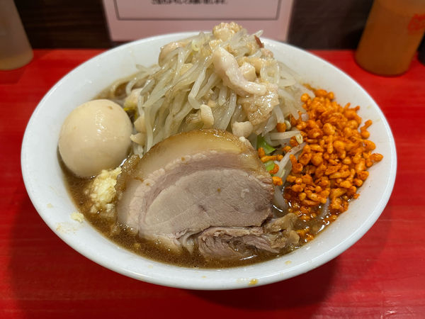 「味玉ラーメン（小）300g ニンニクアブラ辛揚げ」@鷹の目 川口店の写真