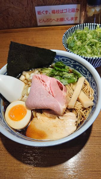 「煮干しそば黒醤油」@寿製麺よしかわ 川越店の写真