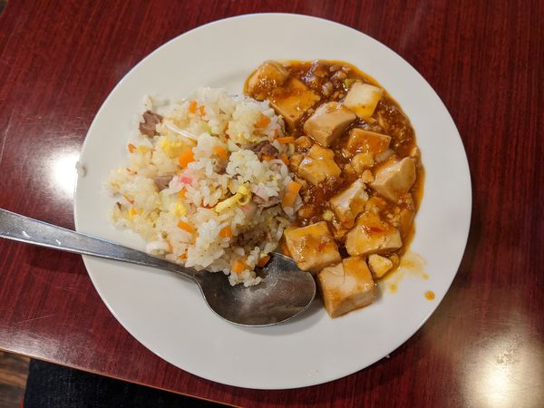 「ミニマーボーチャーハン：麺類を頼むと+100円で追加できます」@順順餃子房 秋葉原2号店の写真