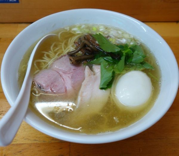 「煮干しが薫る白醤油ラーメン 味玉入り」@ラーメン いいかおの写真