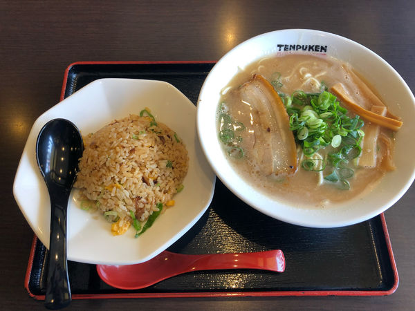「極旨豚骨ラーメン+チャーハン(並)セット」@らぁめん天風軒 泉佐野本店の写真