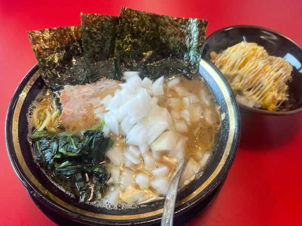 「ラーメン＋玉ネギ＋半玉子まぶし」@王道家直伝 との丸家 八潮店の写真