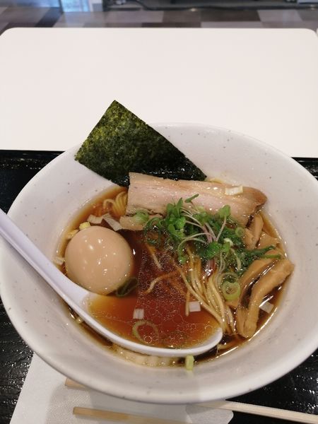 「元祖しょうゆラーメン(味玉つき)」@麺屋 燕 富士山静岡空港店の写真