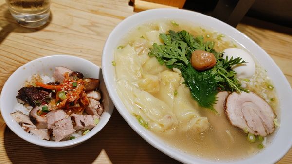 「海老ワンタン入り塩らー麺・大盛・肉ワンタン・ミニまんま丼…」@横濱元町 本丸亭 横浜店の写真