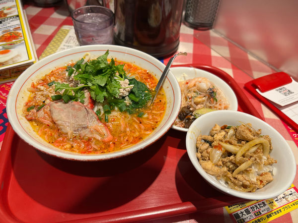 「選べるヌードルB ミニガパオ+トムヤムヌードル」@バンコク屋台 カオサン ルミネ新宿店の写真