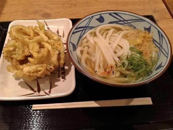 「かけうどん温・並(340円)+野菜かき揚げ(150円)」@丸亀製麺 アリオ亀有店の写真