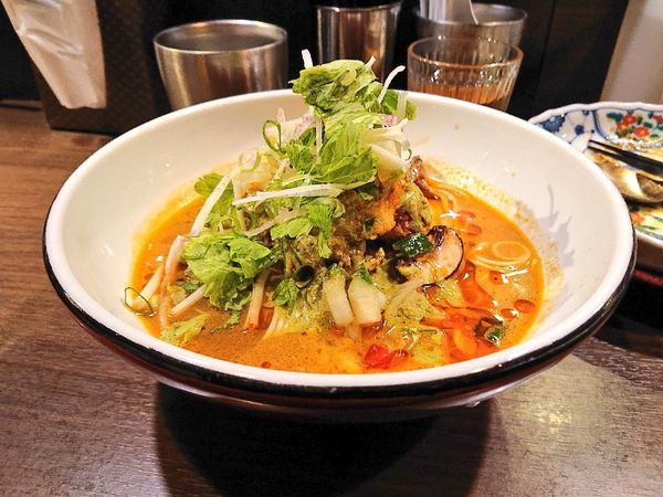 「【限定】ソフトシェルクラブのプーパッポンカレーラーメン」@八咫烏の写真