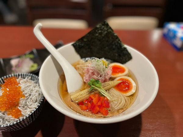「【限定】冷しらぁ麺（真昆布水×飛魚出汁）¥1000」@酒肴場 屯の写真