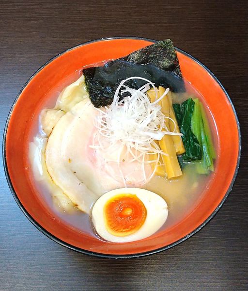 「塩らーめん 850円＋ワンタン 150円」@とものもとの写真